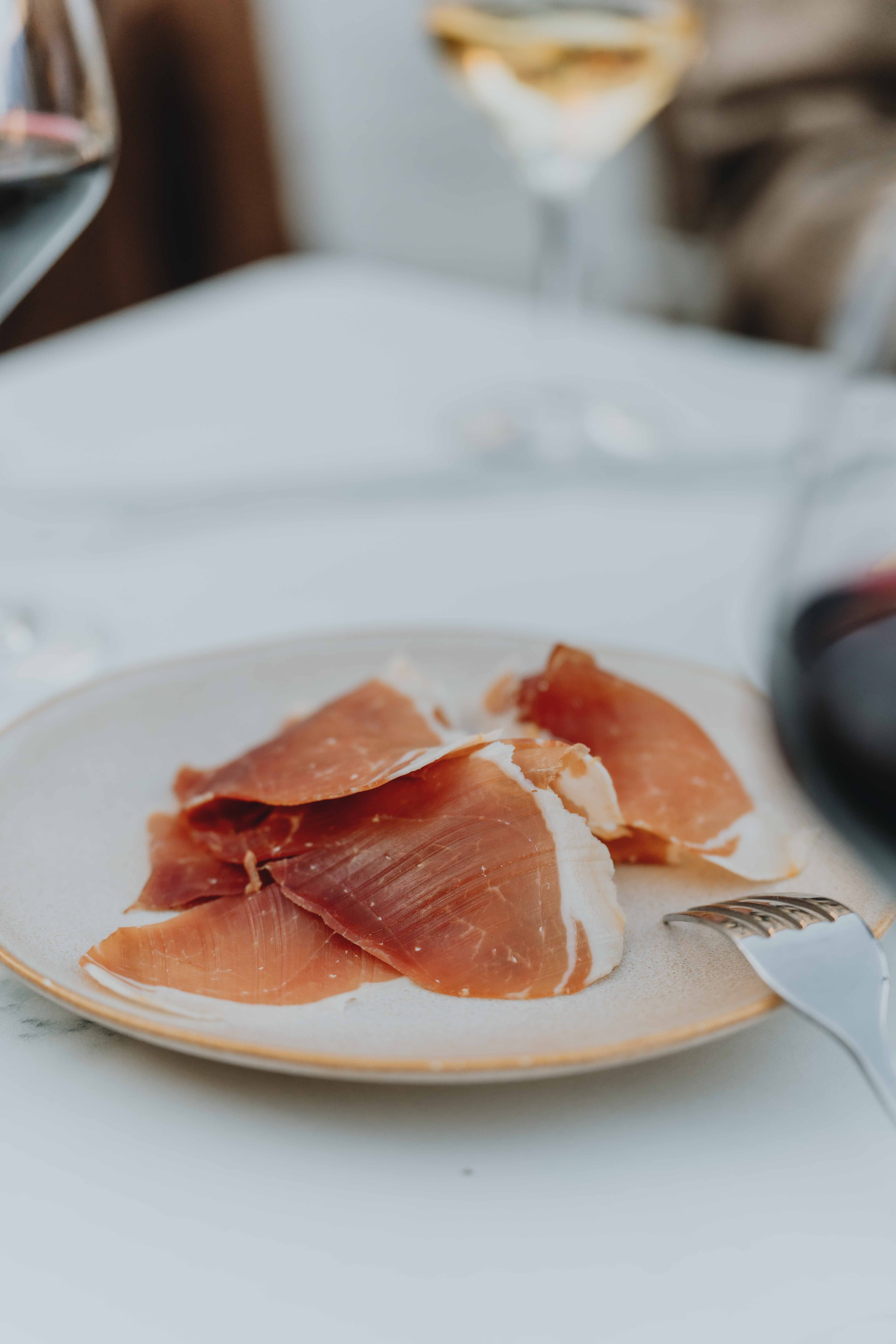 Charcuterie affinée et verre de vin