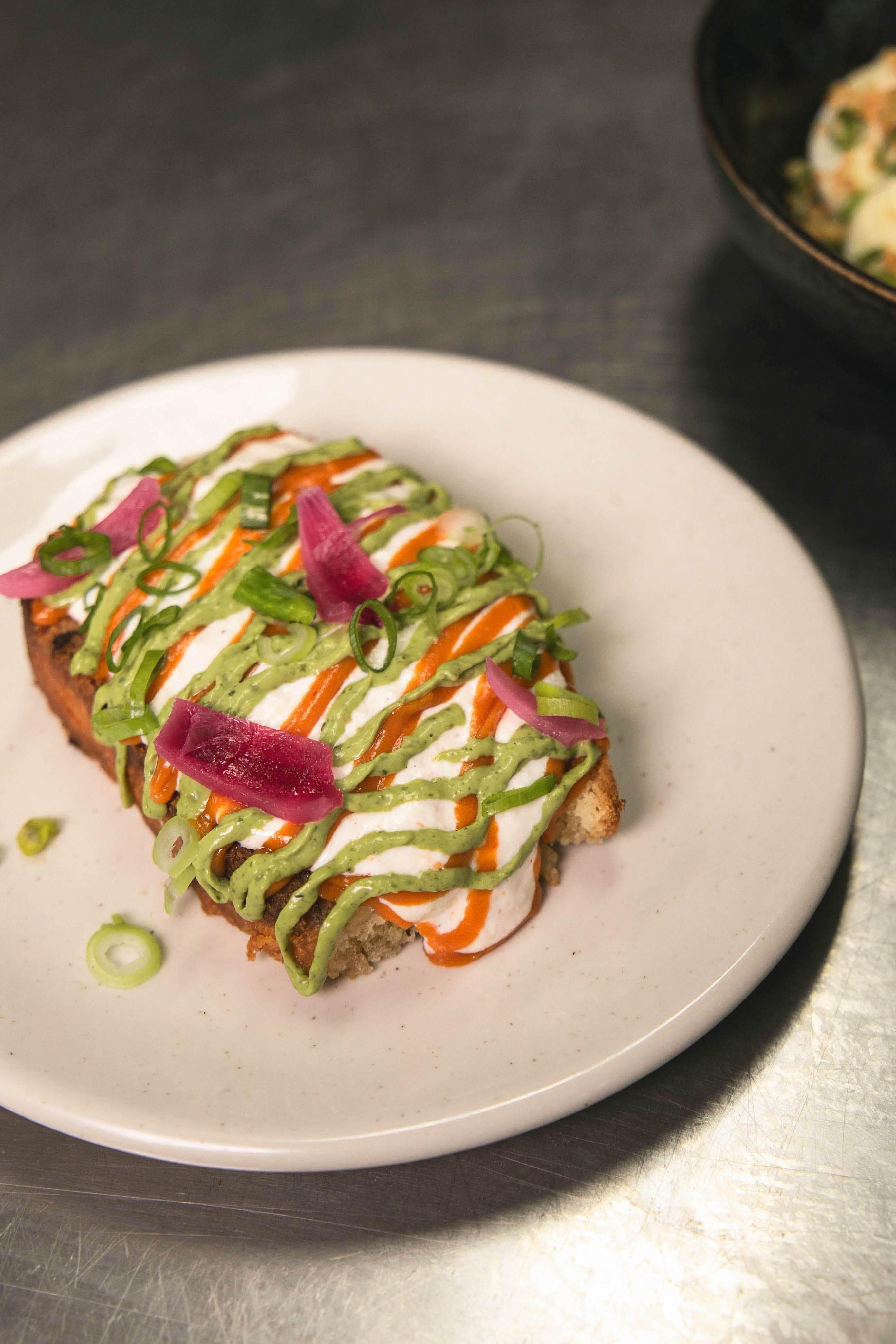 Tartine garnie, sauces et pickles