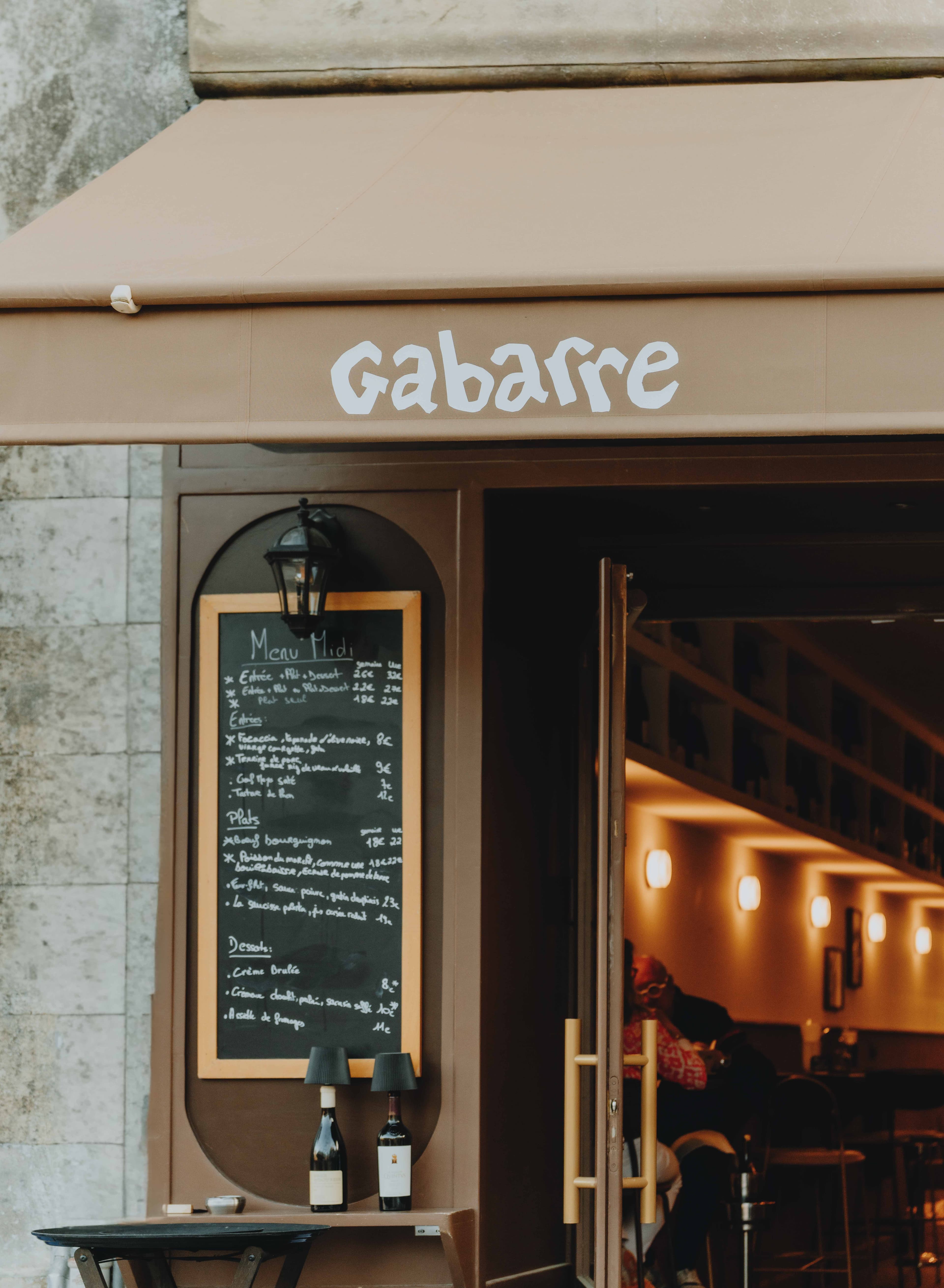 Façade du Gabarre avec serveur